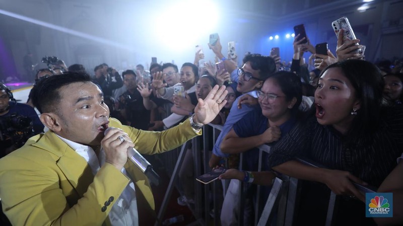 Penampilan musisi Judika dalam acara LPS FInancial Festival 2025 di Regale International Convention Center, Medan, Sumatera Utara, Kamis (21/8/2025). (CNBC Indonesia/Tri Susilo)