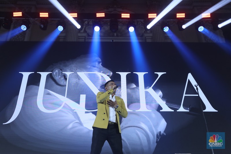 Penampilan musisi Judika dalam acara LPS FInancial Festival 2025 di Regale International Convention Center, Medan, Sumatera Utara, Kamis (21/8/2025). (CNBC Indonesia/Tri Susilo) Penampilan musisi Judika dalam acara LPS FInancial Festival 2025 di Regale International Convention Center, Medan, Sumatera Utara, Kamis (21/8/2025). (CNBC Indonesia/Tri Susilo)