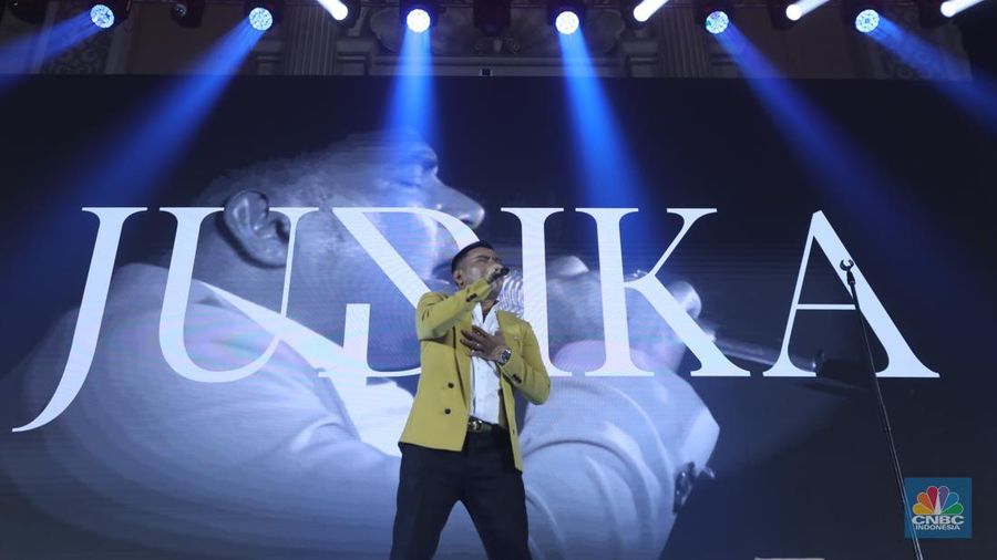 Penampilan musisi Judika dalam acara LPS FInancial Festival 2025 di Regale International Convention Center, Medan, Sumatera Utara, Kamis (21/8/2025). (CNBC Indonesia/Tri Susilo)