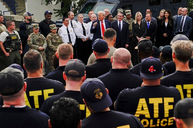 Presiden AS Donald Trump berbicara saat menghadiri Fasilitas Operasi Kepolisian Taman AS Anacostia untuk bertemu dengan polisi dan militer, setelah mengerahkan pasukan Garda Nasional di ibu kota negara, di Washington, D.C., AS, 21 Agustus 2025. Presiden AS Donald Trump berbicara saat menghadiri Fasilitas Operasi Kepolisian Taman AS Anacostia untuk bertemu dengan polisi dan militer, setelah mengerahkan pasukan Garda Nasional di ibu kota negara, di Washington, D.C., AS, 21 Agustus 2025. (REUTERS/Nathan Howard)