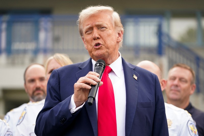 Presiden AS Donald Trump berbicara saat menghadiri Fasilitas Operasi Kepolisian Taman AS Anacostia untuk bertemu dengan polisi dan militer, setelah mengerahkan pasukan Garda Nasional di ibu kota negara, di Washington, D.C., AS, 21 Agustus 2025. Presiden AS Donald Trump berbicara saat menghadiri Fasilitas Operasi Kepolisian Taman AS Anacostia untuk bertemu dengan polisi dan militer, setelah mengerahkan pasukan Garda Nasional di ibu kota negara, di Washington, D.C., AS, 21 Agustus 2025. (REUTERS/Nathan Howard)