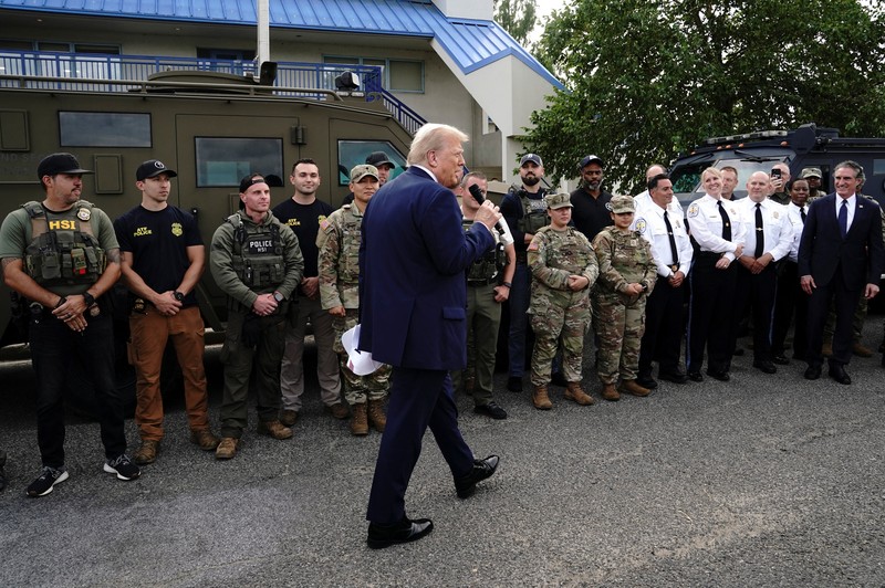 Presiden AS Donald Trump berbicara saat menghadiri Fasilitas Operasi Kepolisian Taman AS Anacostia untuk bertemu dengan polisi dan militer, setelah mengerahkan pasukan Garda Nasional di ibu kota negara, di Washington, D.C., AS, 21 Agustus 2025. Presiden AS Donald Trump berbicara saat menghadiri Fasilitas Operasi Kepolisian Taman AS Anacostia untuk bertemu dengan polisi dan militer, setelah mengerahkan pasukan Garda Nasional di ibu kota negara, di Washington, D.C., AS, 21 Agustus 2025. (REUTERS/Nathan Howard)