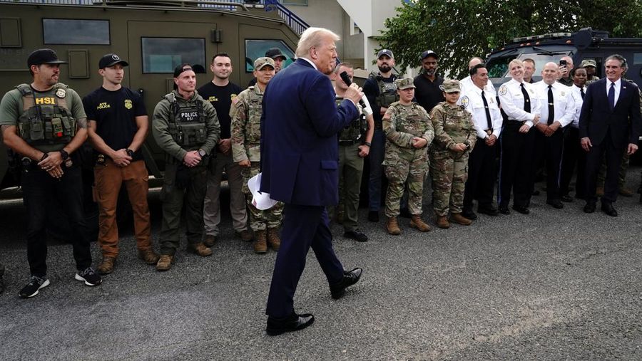 Presiden AS Donald Trump berbicara saat menghadiri Fasilitas Operasi Kepolisian Taman AS Anacostia untuk bertemu dengan polisi dan militer, setelah mengerahkan pasukan Garda Nasional di ibu kota negara, di Washington, D.C., AS, 21 Agustus 2025. (REUTERS/Nathan Howard)
