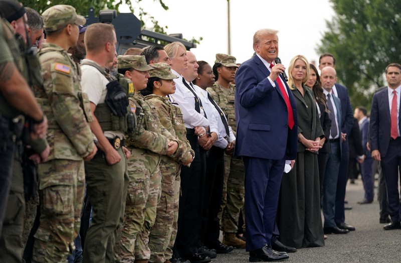Presiden AS Donald Trump berbicara saat menghadiri Fasilitas Operasi Kepolisian Taman AS Anacostia untuk bertemu dengan polisi dan militer, setelah mengerahkan pasukan Garda Nasional di ibu kota negara, di Washington, D.C., AS, 21 Agustus 2025. Presiden AS Donald Trump berbicara saat menghadiri Fasilitas Operasi Kepolisian Taman AS Anacostia untuk bertemu dengan polisi dan militer, setelah mengerahkan pasukan Garda Nasional di ibu kota negara, di Washington, D.C., AS, 21 Agustus 2025. (REUTERS/Nathan Howard)