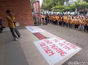 Mahasiswa Unsoed Demo Tuntut Penyelesaian Kasus Kekerasan Seks Guru Besar