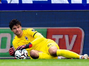 MU Akhirnya Pilih Senne Lammens, Bukan Emi Martinez