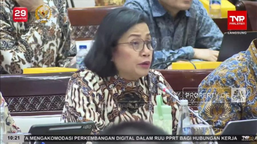 Menteri Keuangan Sri Mulyani menghadiri Rapat kerja bersama Komisi XI DPR RI di Gedung DPR, Jakarta, pada Jumat (22/8).