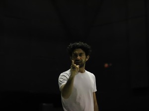 Cara Reza Rahadian Ingat Lagi Dialog Teater Bunga Penutup Abad
