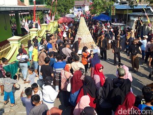 Serunya Warga Pengging Boyolali Ngalap Berkah Apem Keong Emas