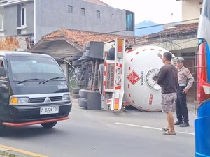 Truk Elpiji Terguling di Jalan Raya Nagreg!