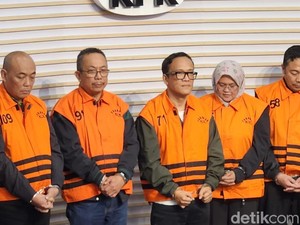 Resmi Ditahan KPK, Wamenaker Noel Pakai Rompi Oranye-Diborgol