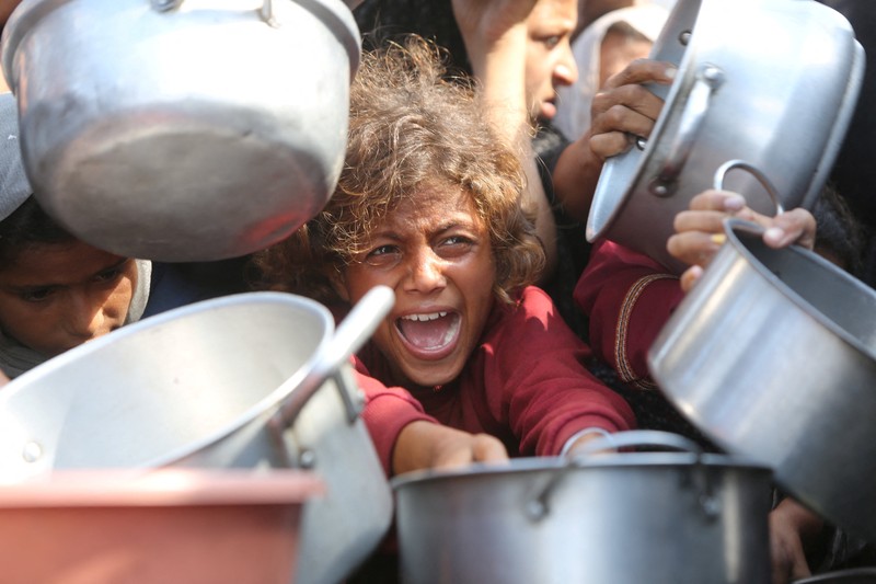Warga Palestina menunggu untuk menerima makanan dari dapur amal di Khan Younis, Jalur Gaza Selatan, Kamis (21/8/2025). (REUTERS/Hatem Khaled) Warga Palestina menunggu untuk menerima makanan dari dapur amal di Khan Younis, Jalur Gaza Selatan, Kamis (21/8/2025). (REUTERS/Hatem Khaled)