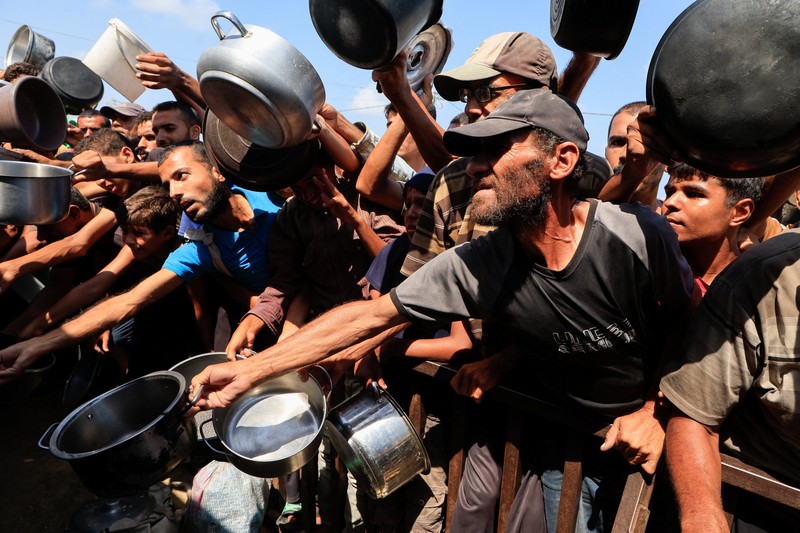 Warga Palestina menunggu untuk menerima makanan dari dapur amal di Khan Younis, Jalur Gaza Selatan, Kamis (21/8/2025). (REUTERS/Hatem Khaled) Warga Palestina menunggu untuk menerima makanan dari dapur amal di Khan Younis, Jalur Gaza Selatan, Kamis (21/8/2025). (REUTERS/Hatem Khaled)