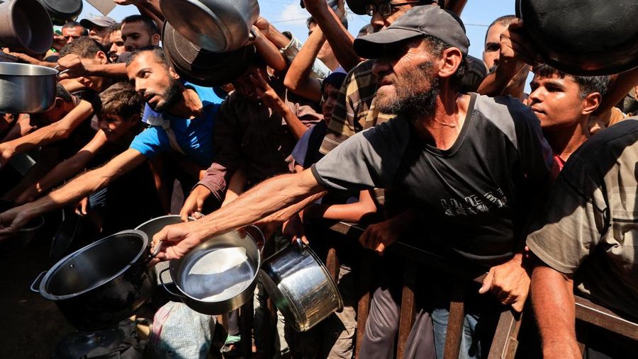 Warga Palestina menunggu untuk menerima makanan dari dapur amal di Khan Younis, Jalur Gaza Selatan, Kamis (21/8/2025). (REUTERS/Hatem Khaled)