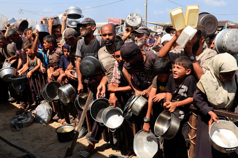 Warga Palestina menunggu untuk menerima makanan dari dapur amal di Khan Younis, Jalur Gaza Selatan, Kamis (21/8/2025). (REUTERS/Hatem Khaled) Warga Palestina menunggu untuk menerima makanan dari dapur amal di Khan Younis, Jalur Gaza Selatan, Kamis (21/8/2025). (REUTERS/Hatem Khaled)