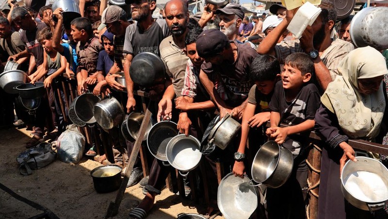 Warga Palestina menunggu untuk menerima makanan dari dapur amal di Khan Younis, Jalur Gaza Selatan, Kamis (21/8/2025). (REUTERS/Hatem Khaled)