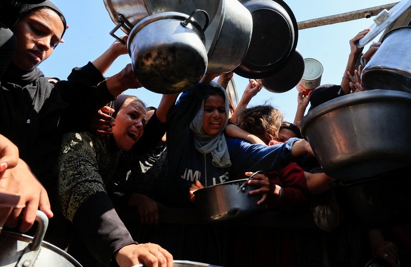 Warga Palestina menunggu untuk menerima makanan dari dapur amal di Khan Younis, Jalur Gaza Selatan, Kamis (21/8/2025). (REUTERS/Hatem Khaled) Warga Palestina menunggu untuk menerima makanan dari dapur amal di Khan Younis, Jalur Gaza Selatan, Kamis (21/8/2025). (REUTERS/Hatem Khaled)