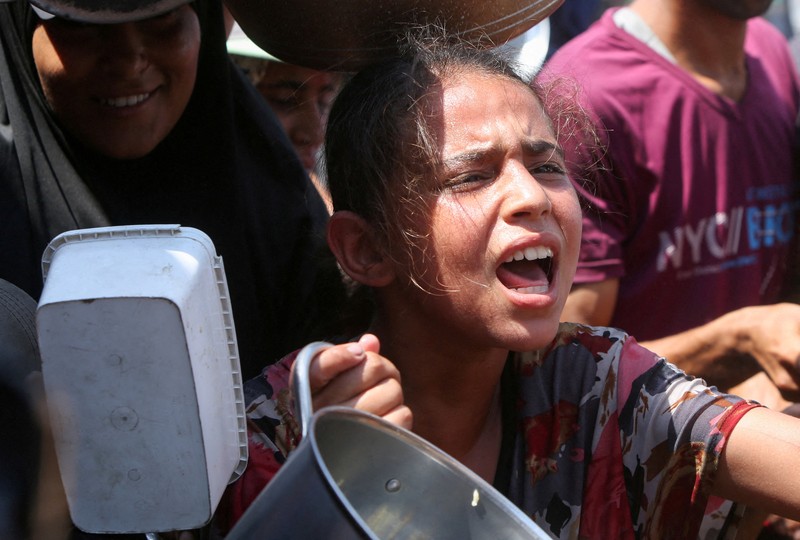 Warga Palestina menunggu untuk menerima makanan dari dapur amal di Khan Younis, Jalur Gaza Selatan, Kamis (21/8/2025). (REUTERS/Hatem Khaled) Warga Palestina menunggu untuk menerima makanan dari dapur amal di Khan Younis, Jalur Gaza Selatan, Kamis (21/8/2025). (REUTERS/Hatem Khaled)