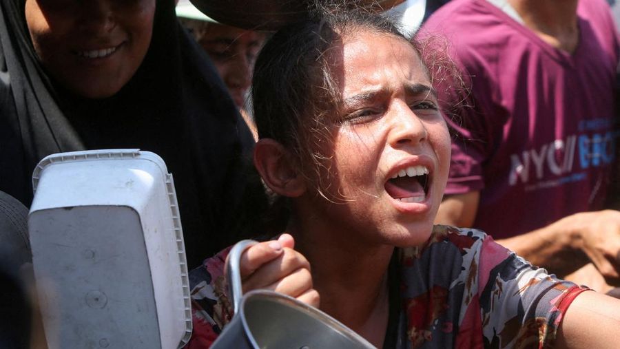 Warga Palestina menunggu untuk menerima makanan dari dapur amal di Khan Younis, Jalur Gaza Selatan, Kamis (21/8/2025). (REUTERS/Hatem Khaled)