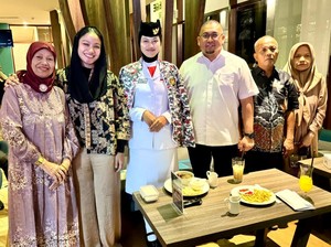 Andre Rosiade Beri Hadiah ke Siswi SMA Dharmasraya Anggota Paskibraka Nasional