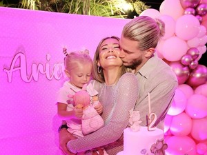 Istri Loris Karius Jadi Kontroversi, Pakai Baju Transparan di Ulang Tahun Anak