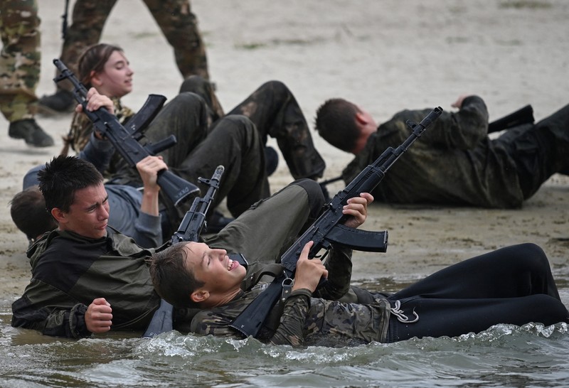 menjalani pelatihan militer di Wilayah Rostov, Rusia. (REUTERS/Sergey Pivovarov) menjalani pelatihan militer di Wilayah Rostov, Rusia. (REUTERS/Sergey Pivovarov)