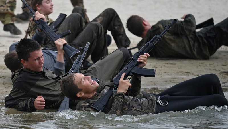 menjalani pelatihan militer di Wilayah Rostov, Rusia. (REUTERS/Sergey Pivovarov)