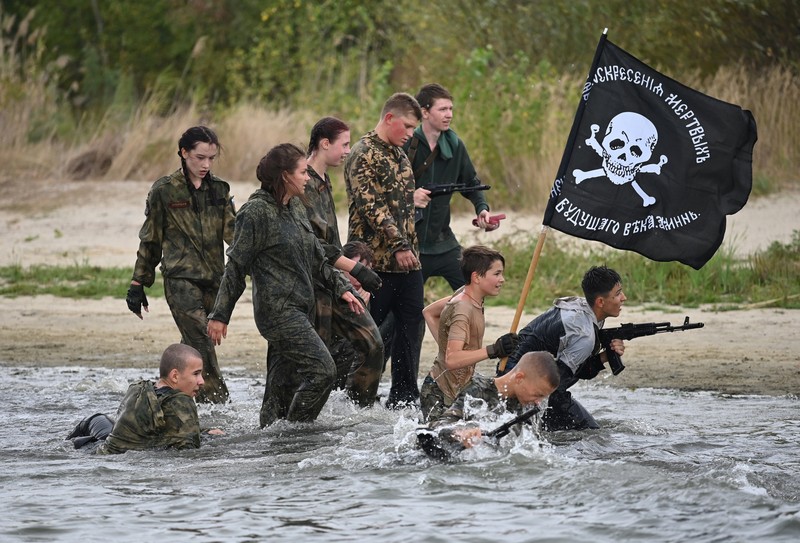 menjalani pelatihan militer di Wilayah Rostov, Rusia. (REUTERS/Sergey Pivovarov) menjalani pelatihan militer di Wilayah Rostov, Rusia. (REUTERS/Sergey Pivovarov)