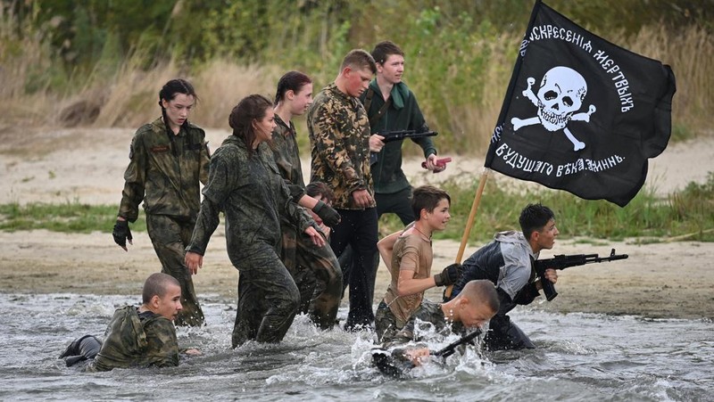 menjalani pelatihan militer di Wilayah Rostov, Rusia. (REUTERS/Sergey Pivovarov)