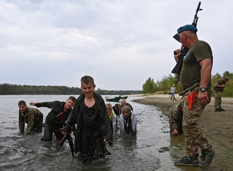 menjalani pelatihan militer di Wilayah Rostov, Rusia. (REUTERS/Sergey Pivovarov) menjalani pelatihan militer di Wilayah Rostov, Rusia. (REUTERS/Sergey Pivovarov)