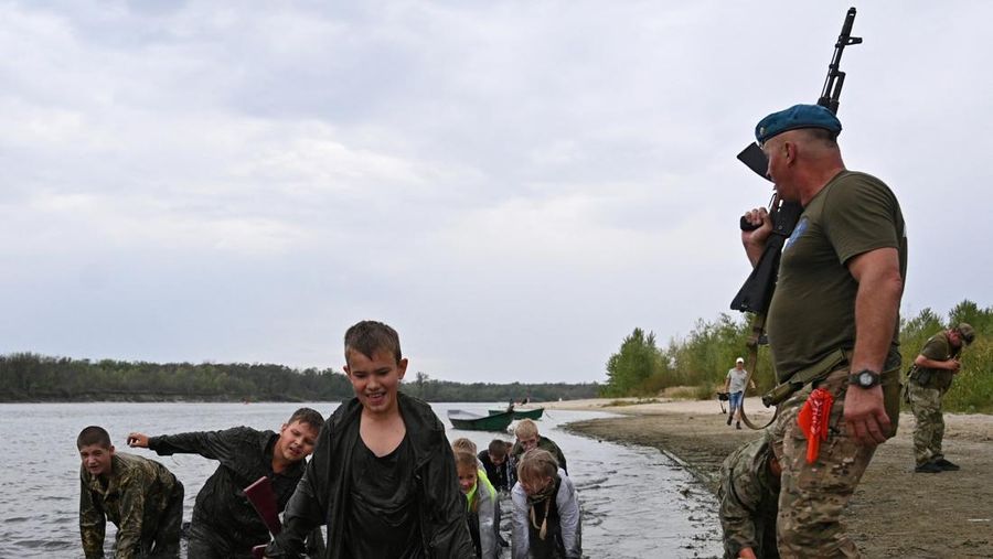 menjalani pelatihan militer di Wilayah Rostov, Rusia. (REUTERS/Sergey Pivovarov)