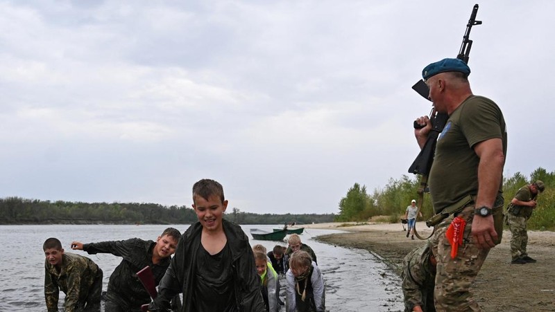 menjalani pelatihan militer di Wilayah Rostov, Rusia. (REUTERS/Sergey Pivovarov)