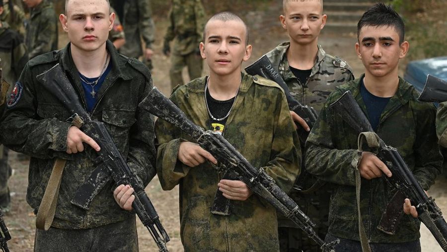 menjalani pelatihan militer di Wilayah Rostov, Rusia. (REUTERS/Sergey Pivovarov)