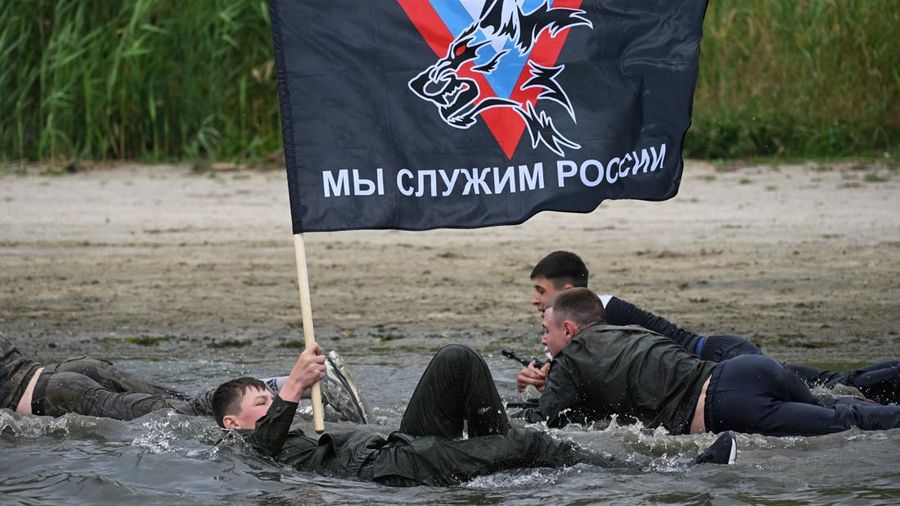 menjalani pelatihan militer di Wilayah Rostov, Rusia. (REUTERS/Sergey Pivovarov)