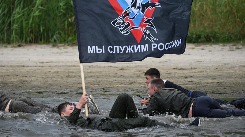 menjalani pelatihan militer di Wilayah Rostov, Rusia. (REUTERS/Sergey Pivovarov)