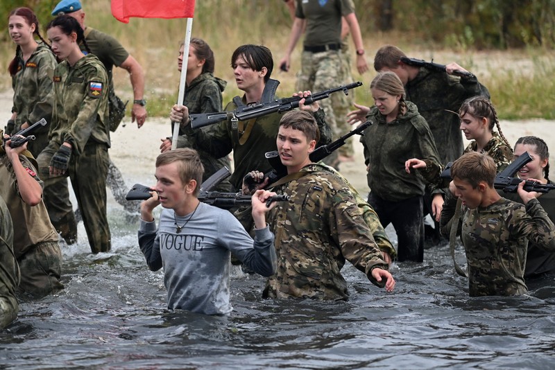 menjalani pelatihan militer di Wilayah Rostov, Rusia. (REUTERS/Sergey Pivovarov) menjalani pelatihan militer di Wilayah Rostov, Rusia. (REUTERS/Sergey Pivovarov)