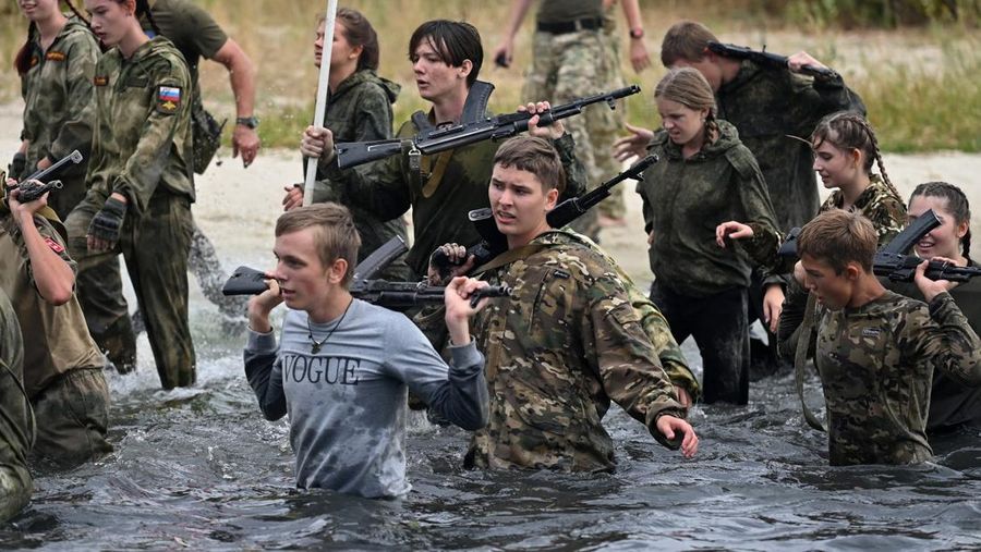 menjalani pelatihan militer di Wilayah Rostov, Rusia. (REUTERS/Sergey Pivovarov)