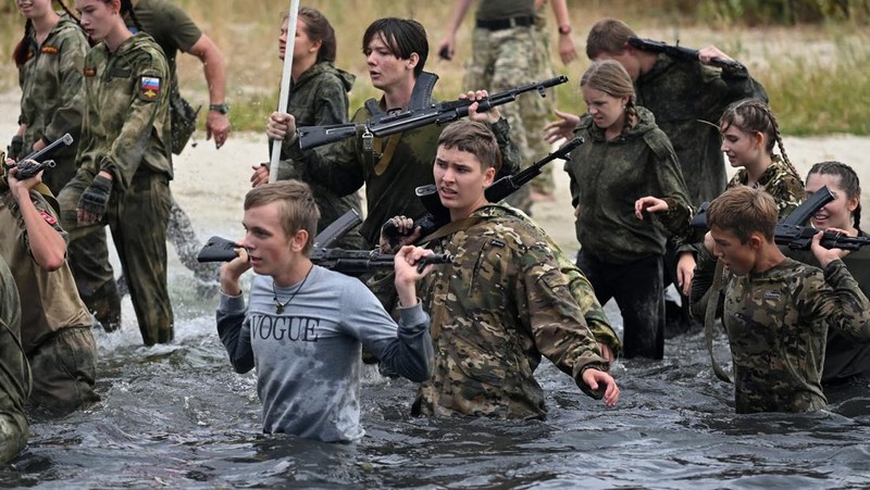 menjalani pelatihan militer di Wilayah Rostov, Rusia. (REUTERS/Sergey Pivovarov)