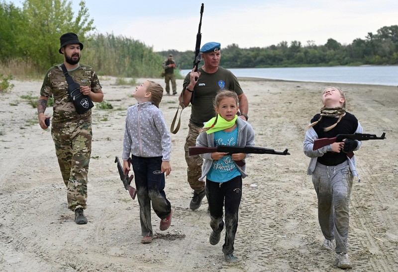 menjalani pelatihan militer di Wilayah Rostov, Rusia. (REUTERS/Sergey Pivovarov)