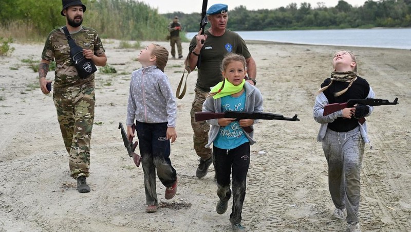 menjalani pelatihan militer di Wilayah Rostov, Rusia. (REUTERS/Sergey Pivovarov)