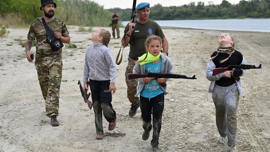 menjalani pelatihan militer di Wilayah Rostov, Rusia. (REUTERS/Sergey Pivovarov) menjalani pelatihan militer di Wilayah Rostov, Rusia. (REUTERS/Sergey Pivovarov)