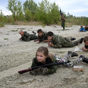 Perang Berkepanjangan, Potret Puluhan Anak di Rusia Latihan Perang