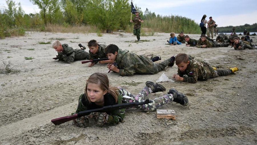 menjalani pelatihan militer di Wilayah Rostov, Rusia. (REUTERS/Sergey Pivovarov)