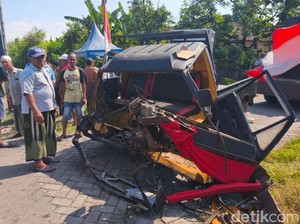 Pikap Sound Karnaval Tertabrak Kereta Api di Pasuruan