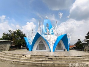 Uniknya Masjid Kelopak Bunga di Kabupaten Majalengka