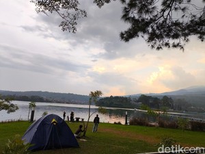 Kala Senja Bercerita di Waduk Darma