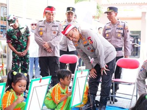 Wakapolri Gelar Bakti Sosial di Semarang, Beri Bantuan dan Semangati Anak-anak