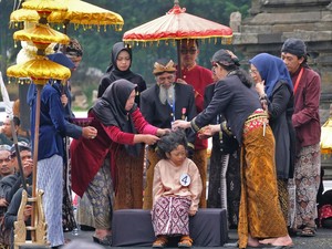Kala Anak Rambut Gimbal Dieng Diruwat, Bermula Panas Tinggi, Minta Es Krim-Sepeda