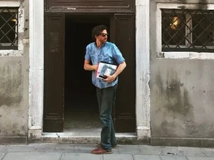 Asisten Sutradara Emily in Paris Meninggal Setelah Pingsan di Lokasi Syuting