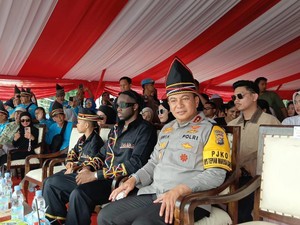 Video: Momen Melly Mike, Kapolda Riau dan Dikha Jajal Pacu Jalur